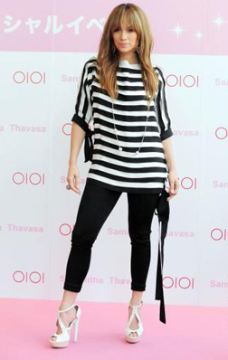 <b>J-Lo hits Japan...</b>