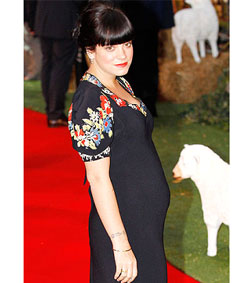 <b>A Baby Bump Premiere...</b>