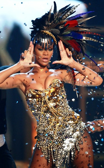 <b>Rihanna Dares to Wea...</b>