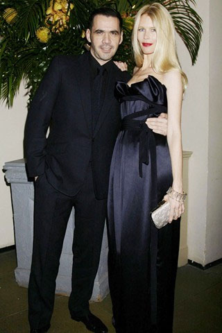 <b>Schiffer & Moure...</b>