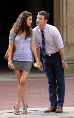 <b>Trailer: Friends wit...</b>